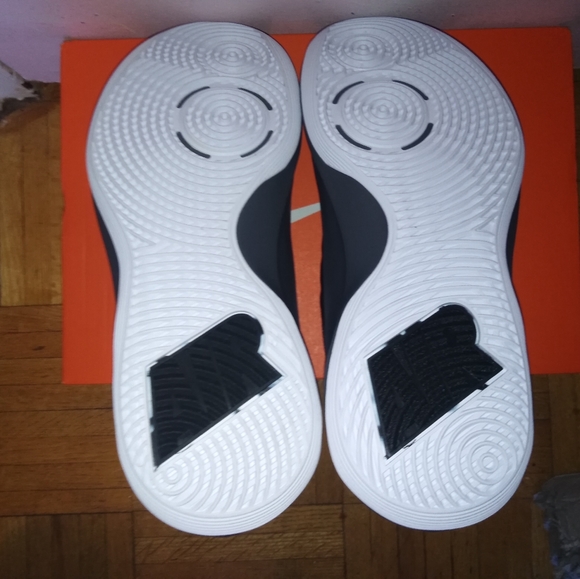 Nike Air Versitiles 3 - Picture 3 of 3